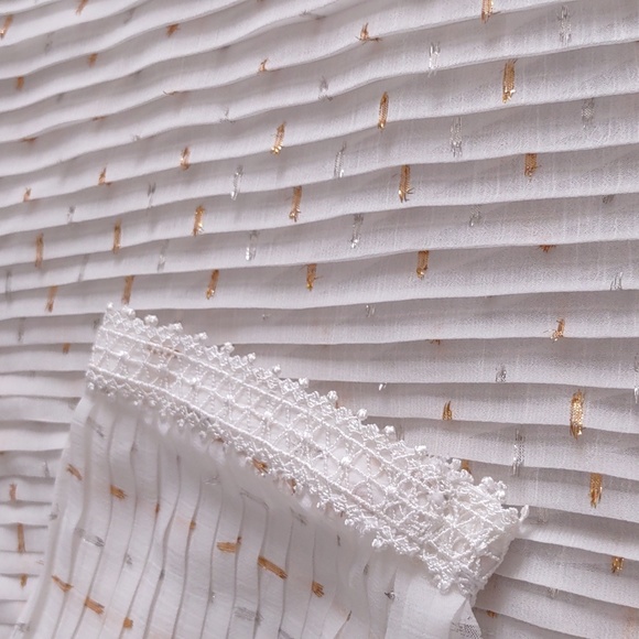 NWT Adelyn Rae XS White Gold Silver Foil Metallic Speckled Pleated Top - Picture 14 of 15